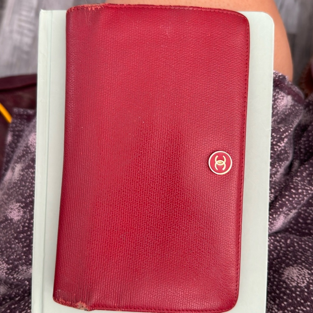CHANEL WALLET IN HOOD USED CONDITION NUT IS AUTHENTIC AND ATILL HAS LITS OF LIFE